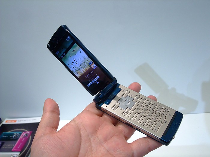 Mở đầu bằng mẫu điện thoại Sony Ericsson BRAVIA S005 sử dụng chip SnapDragon 1 Ghz